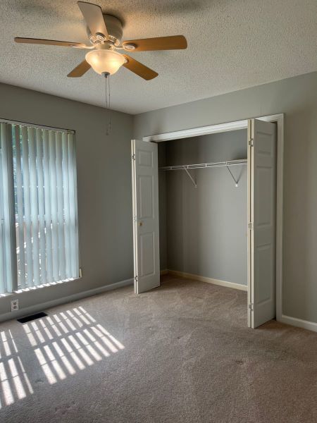 Building Photo - One level living in highly sought Bluegras...