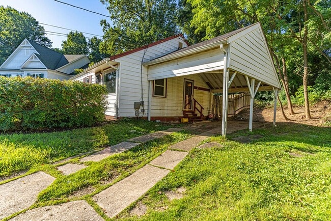 Building Photo - Location, Location, Location! Charming 3 b...