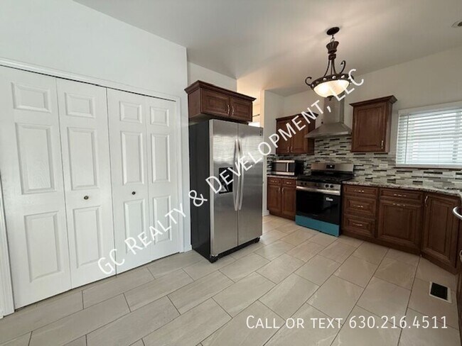 Building Photo - 885 Chelsea Ct