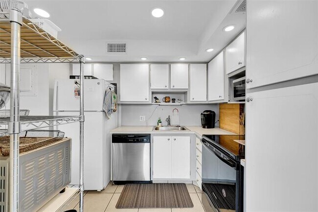 Building Photo - 3150 N Palm Aire Dr