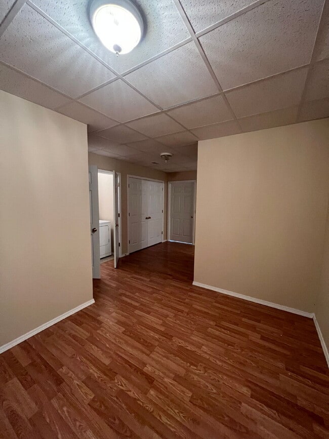 Building Photo - Spacious 5 Bedroom with 2nd Kitchen