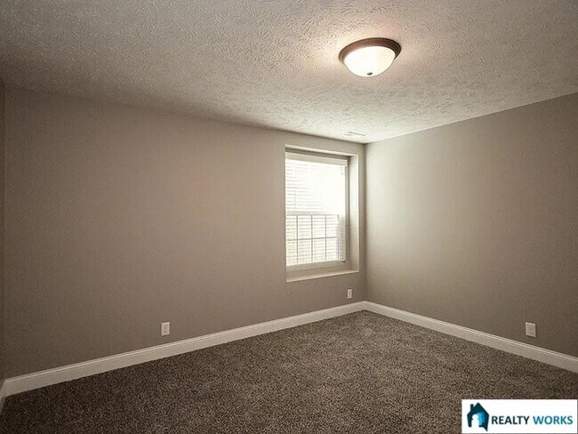 Building Photo - Spacious 4 Bed, 3 Bath Townhome with finished Basement