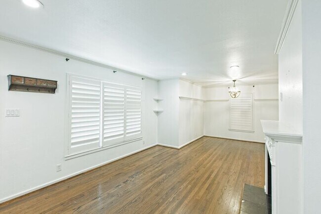 Building Photo - 11137 Sinclair Ave
