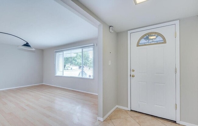 Building Photo - 2439 E Del Rio Dr