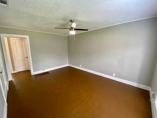Building Photo - Charming home with a large fenced backyard...
