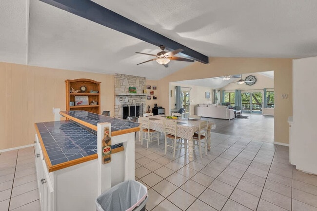 Building Photo - 2388 Lakeshore Dr