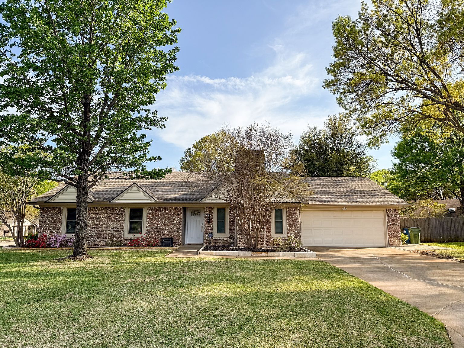 Corner lot view showing the spacious side yard and curb appeal - 2006 Candle Ct