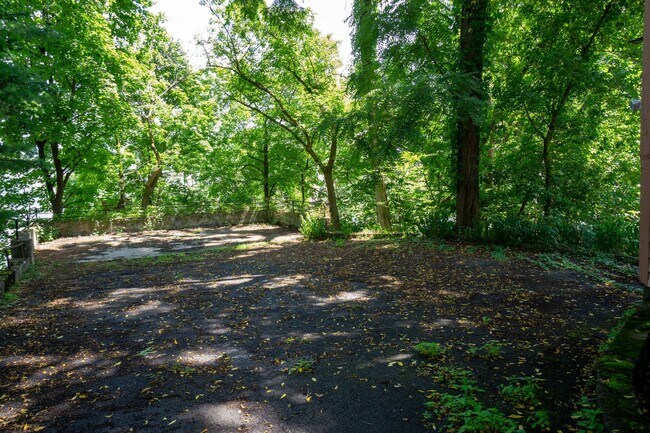 Building Photo - Bright 4 Bedroom Flat With Off Street Park...