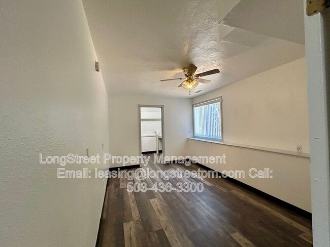 Building Photo - 794 SW Orchard Pl
