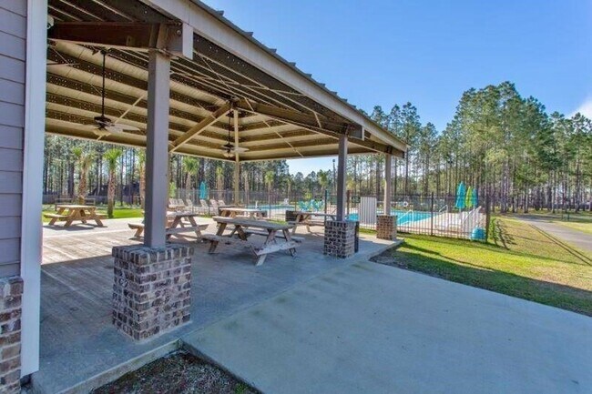 Building Photo - Spacious 4-Bedroom, 3-Bath Home with Large Screened-In Porch & Modern Features in Hahira, GA