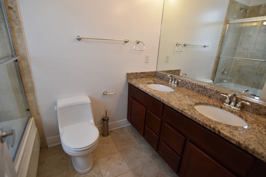 Building Photo - 5140 N Clark St