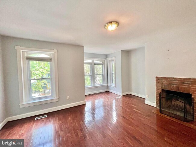 Building Photo - 824 7th St NE
