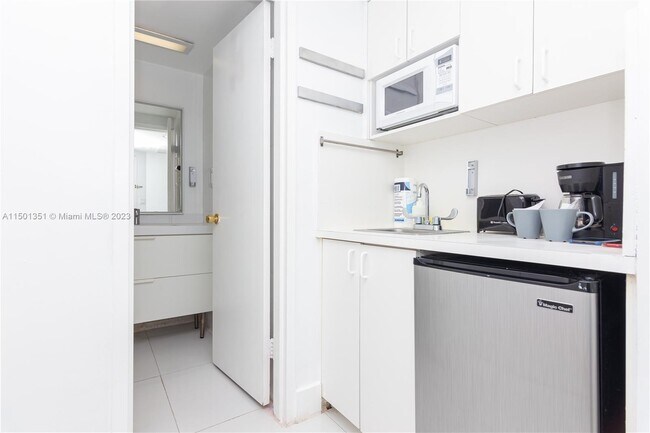 Building Photo - 5445 Collins Ave