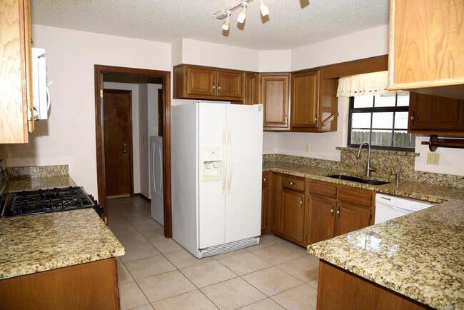 Building Photo - 1129 Troon Dr E