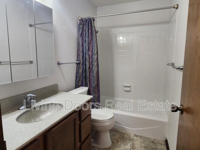 Building Photo - 1710 Eastridge Ave