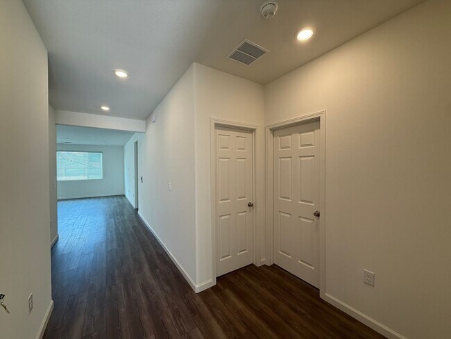 Building Photo - 3 bedroom, 2 bathroom home located in the vibrant community of Madera, CA