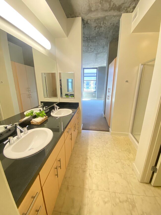 Building Photo - Advent - Gorgeous & Bright Contemporary Style Condo W/ Parking & Laundry!