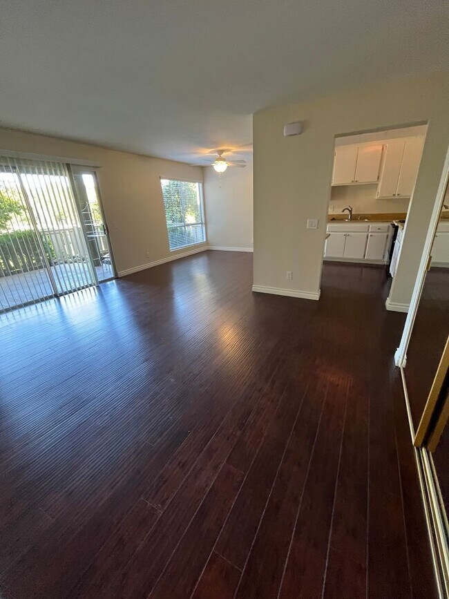 Building Photo - Ground-Floor Living in a Desirable 55+ Thousand Oaks Community
