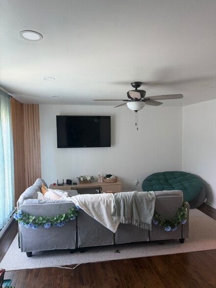 Living Room - 800 Ridge St