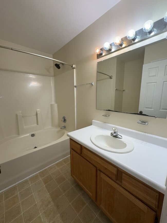 Building Photo - Stunning 3 Bedroom Home in Hubert-708 Covington Ct.