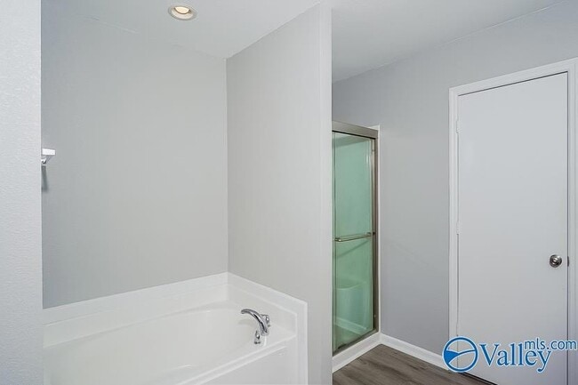 Building Photo - 3703 Avalon Lake Dr SW