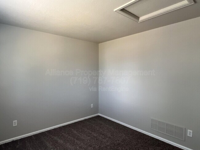 Building Photo - 5671 Vermillion Bluffs Dr