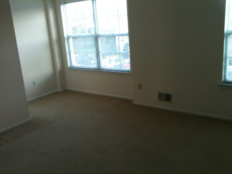 Large bedroom - 424 Lackland Ave