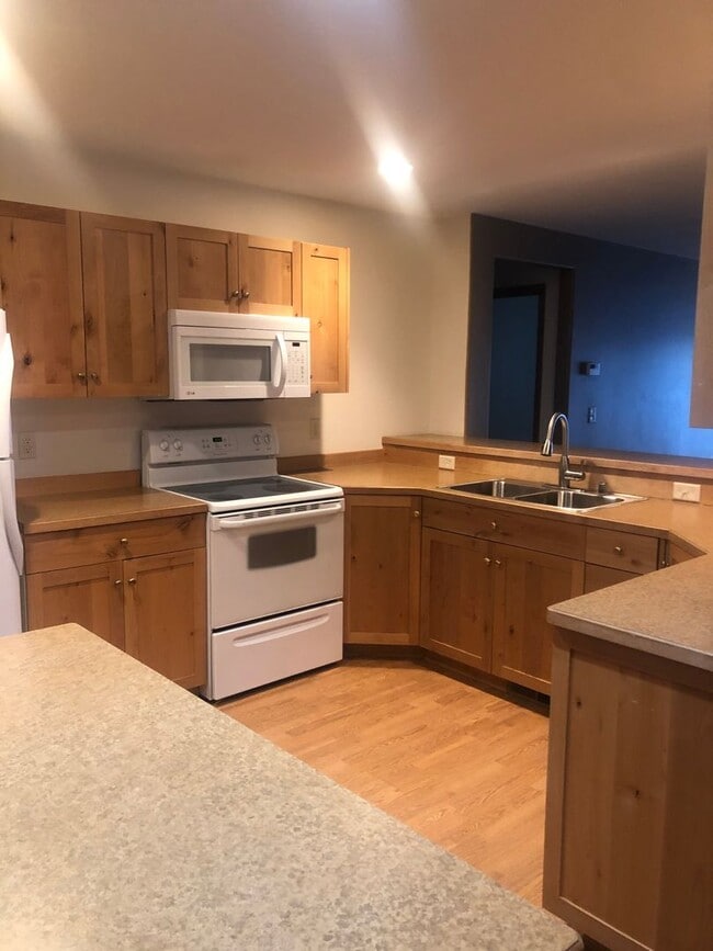Building Photo - 3 Bedroom / 2 Bathroom Townhouse – Pet Fri...
