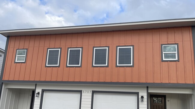 Building Photo - 5707 NE 74th Ct