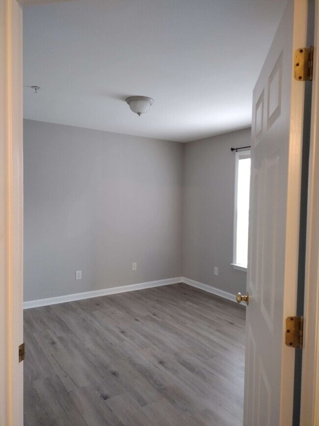 Building Photo - 211 Ivy Glen Ct