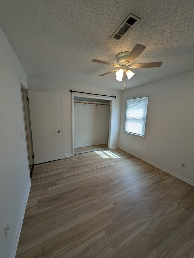 Building Photo - 542 S Woodburn Dr