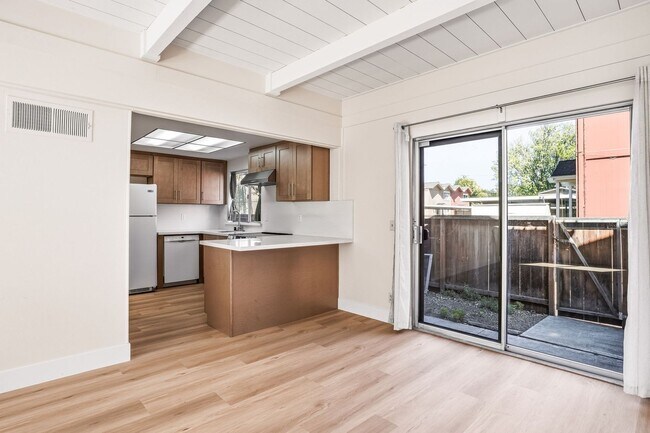 Building Photo - Remodeled 2 Story 3 Bed 1.5 Bath Townhome in Mountain View