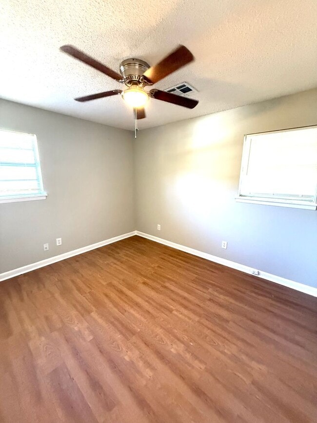 Building Photo - ** 3 Bed 2 Bath located off Woodley rd ** Call 334-366-9198 to schedule a self tour