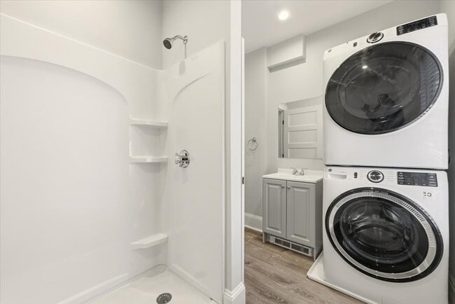 Building Photo - 22 Lewis St