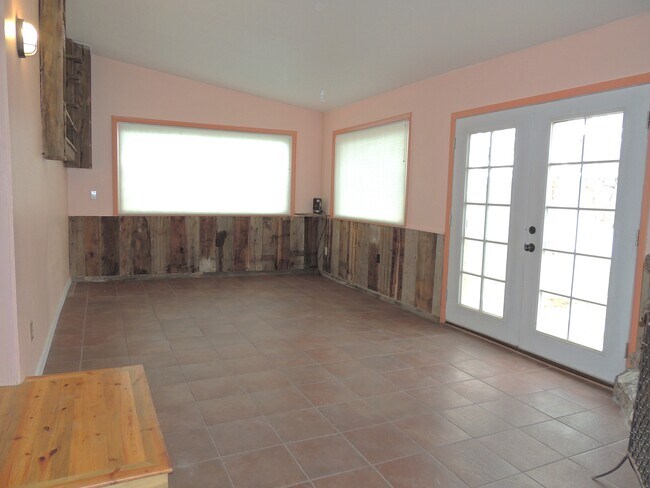 Building Photo - 831 26 Rd