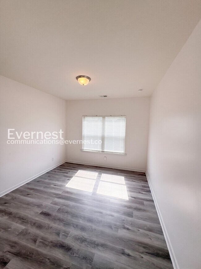 Building Photo - Spacious Home with Fenced Yard & Garage Access / 4 Bed & 3.5 Bath / Voucher Accepted / Pet-friend...