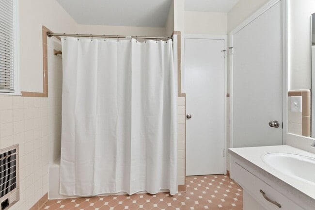 Building Photo - Crieve Hall Duplex