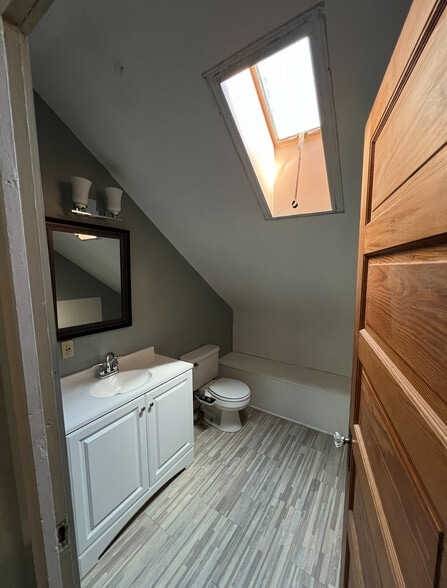 Building Photo - 463 Purcell Ave