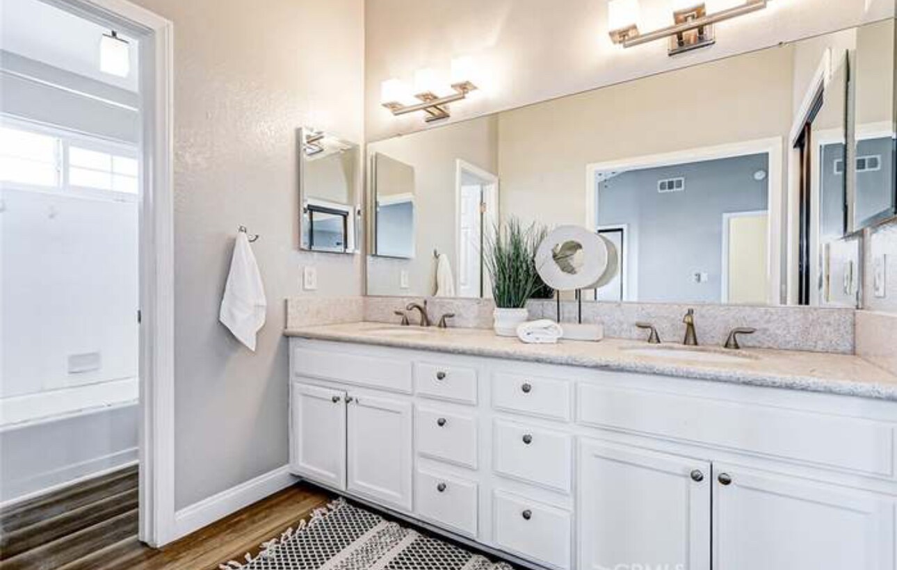 Primary full bath - 2218 Mathews Ave