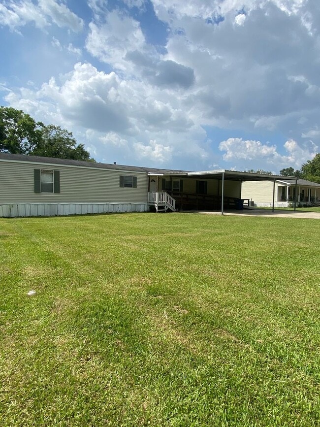 Building Photo - Three Bedroom , 2 Bathroom , large yard