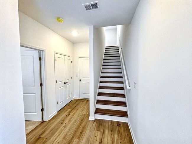 Building Photo - 4-Bedroom Home with Scenic Views and Conve...