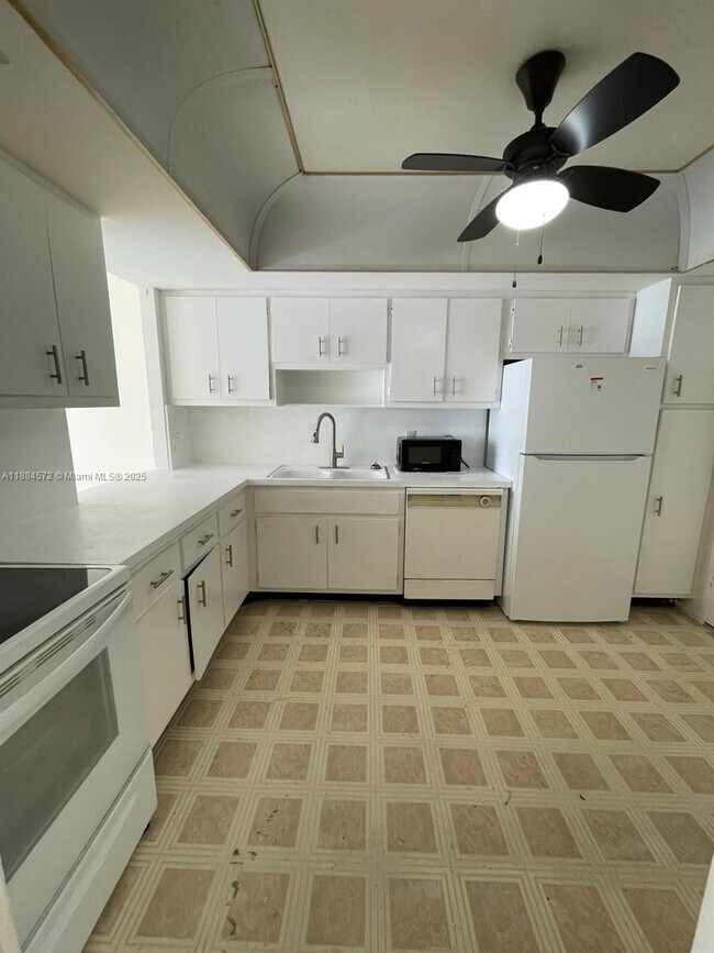 Building Photo - 1301 NE Miami Gardens Dr