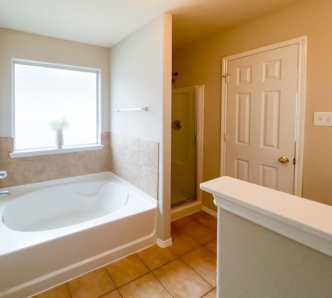Building Photo - 2414 Lakecrest Village Ct