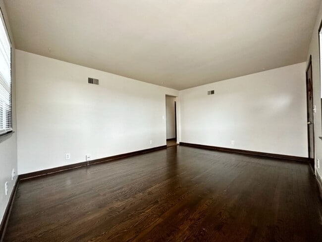 Building Photo - Charming 3 Bedroom 1 Bath Single Family Home