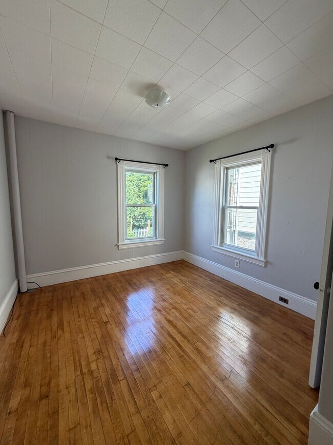 Building Photo - Spacious 2 bedroom apartment with bonus room