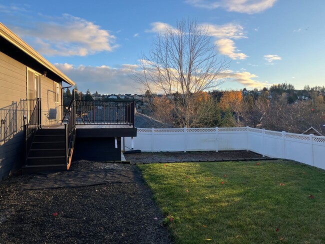 Building Photo - Updated Three Bedroom Home in West Salem