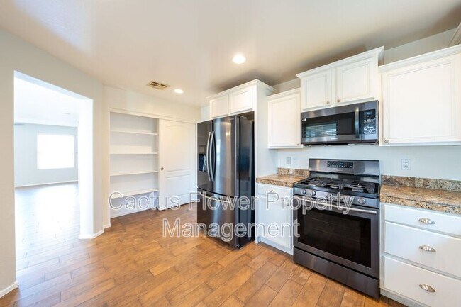Building Photo - 2721 E Bart St