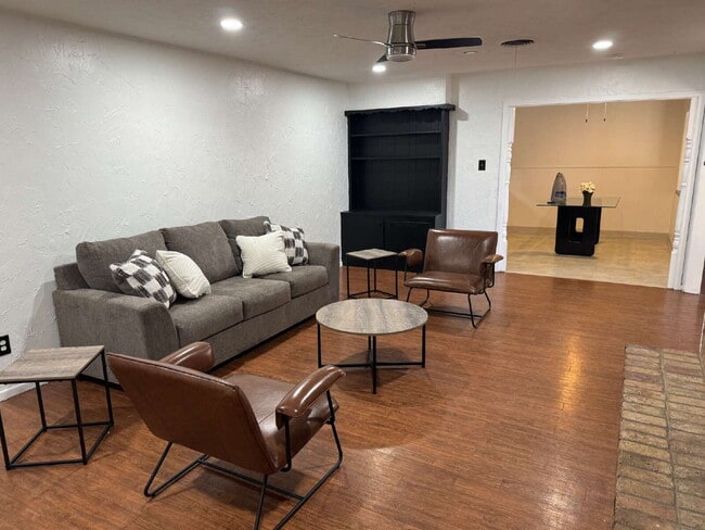 Building Photo - Bedroom Available. ALL BILLS PAID. FURNISHED