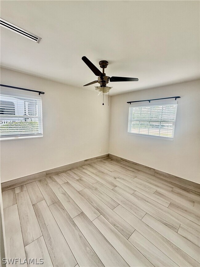Building Photo - 733 Pine Cone Ln