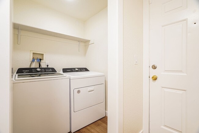 Building Photo - 4 Weeks FREE Rent | 1 Bedroom Apartment in Everett WA | Near Boeing & Naval Station | Covered Par...